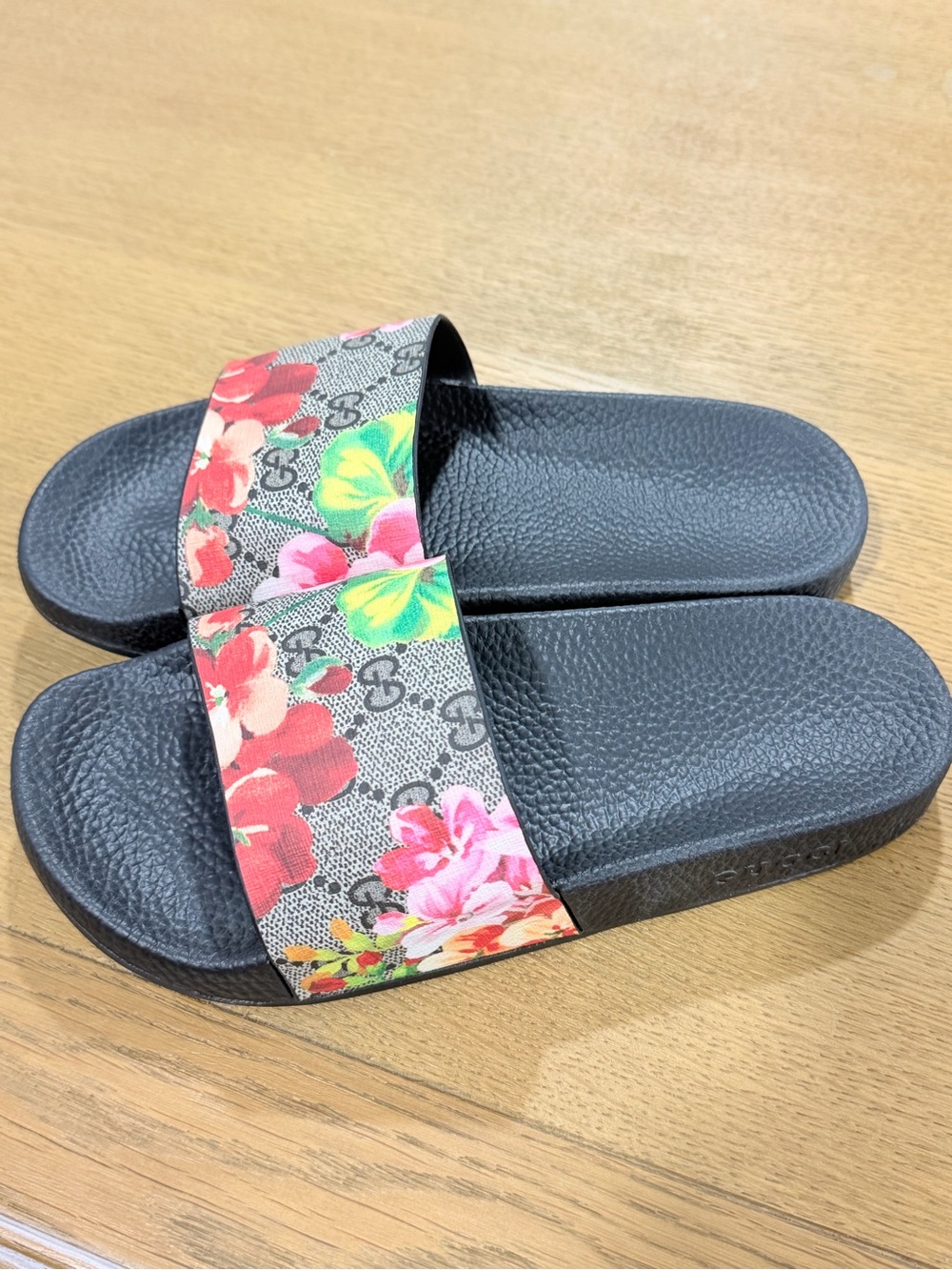 Women’s floral slide sandals, size 39, never worn just sit in my storage